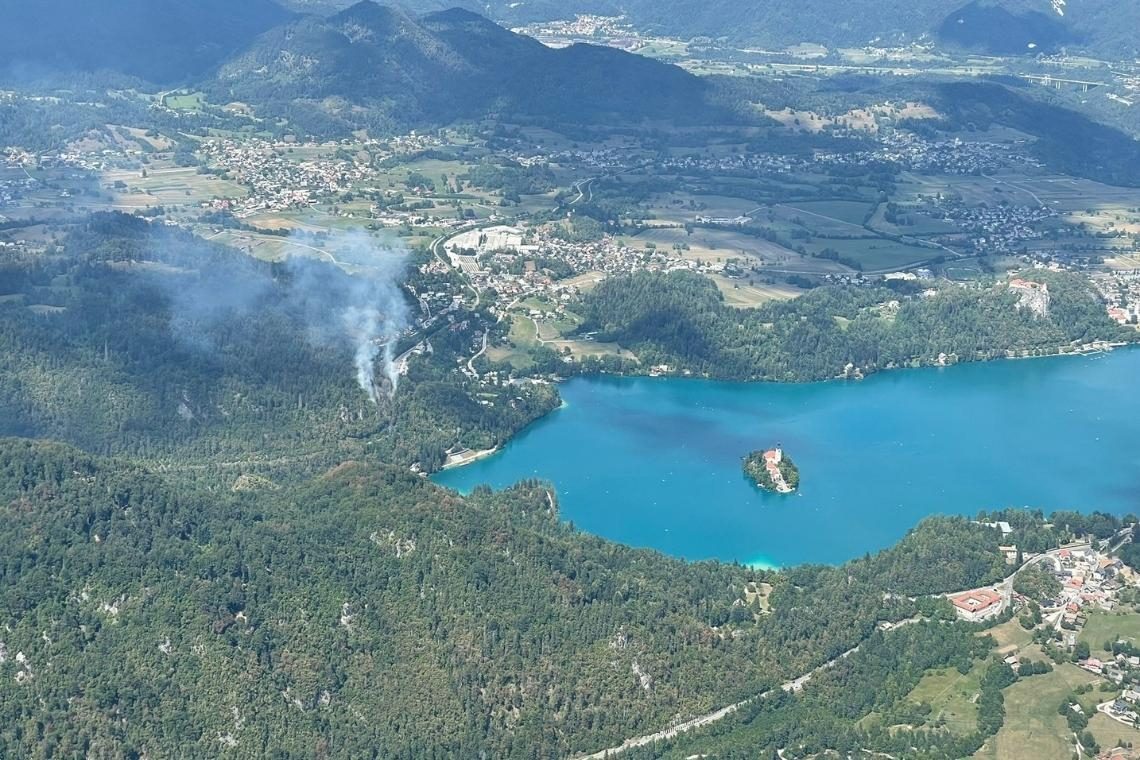 Ponedeljkov požar na Bledu gasilo 95 gasilcev