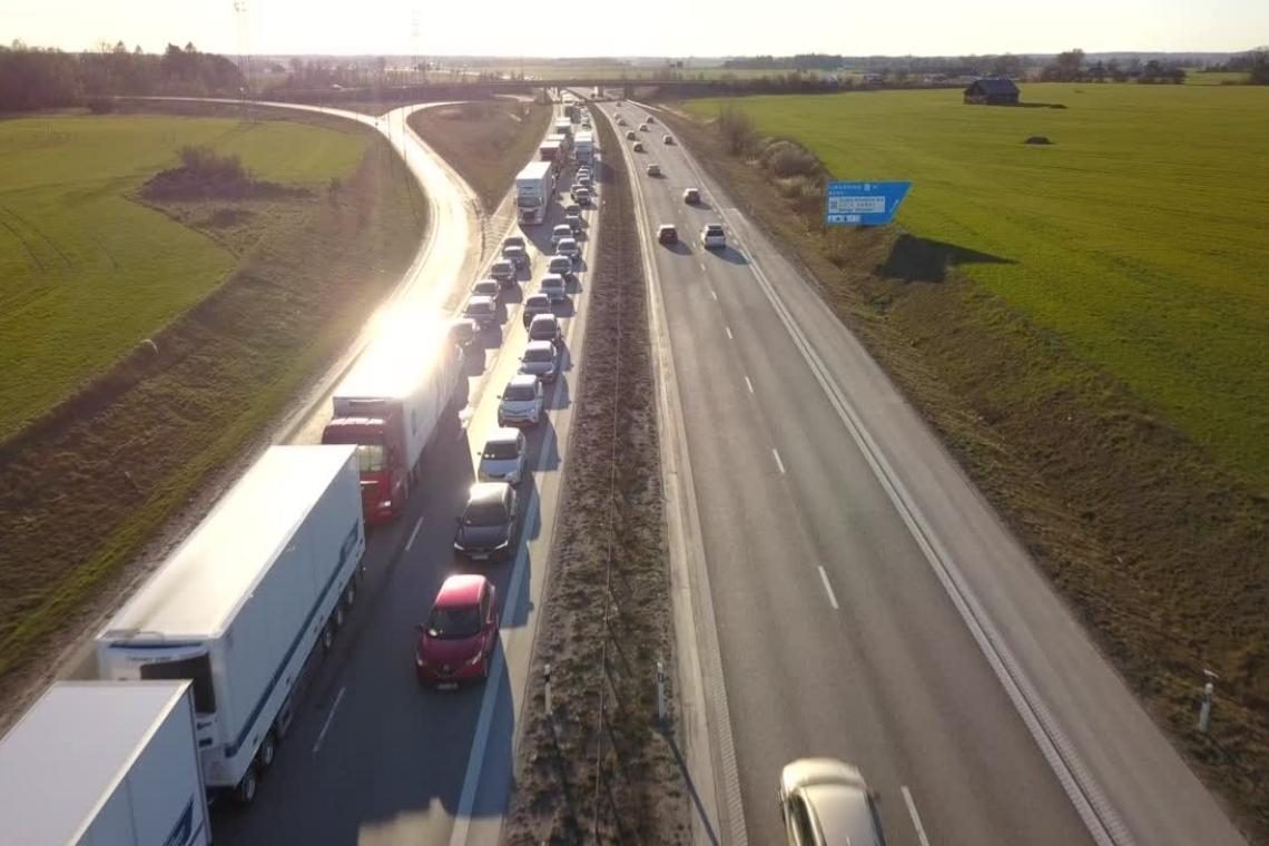 Zaprta štajerska avtocesta proti Mariboru, nastal dolg zastoj