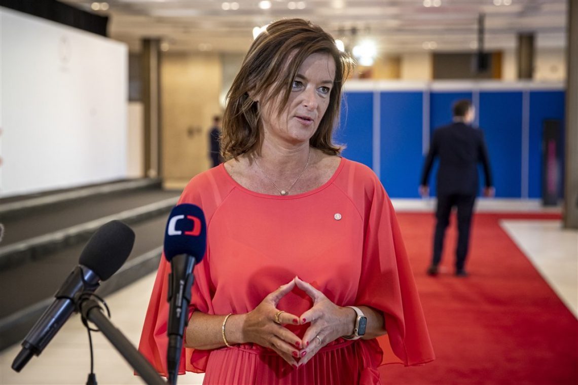 Tanja Fajon po uspešno prestani interpelaciji ostaja zunanja ministrica