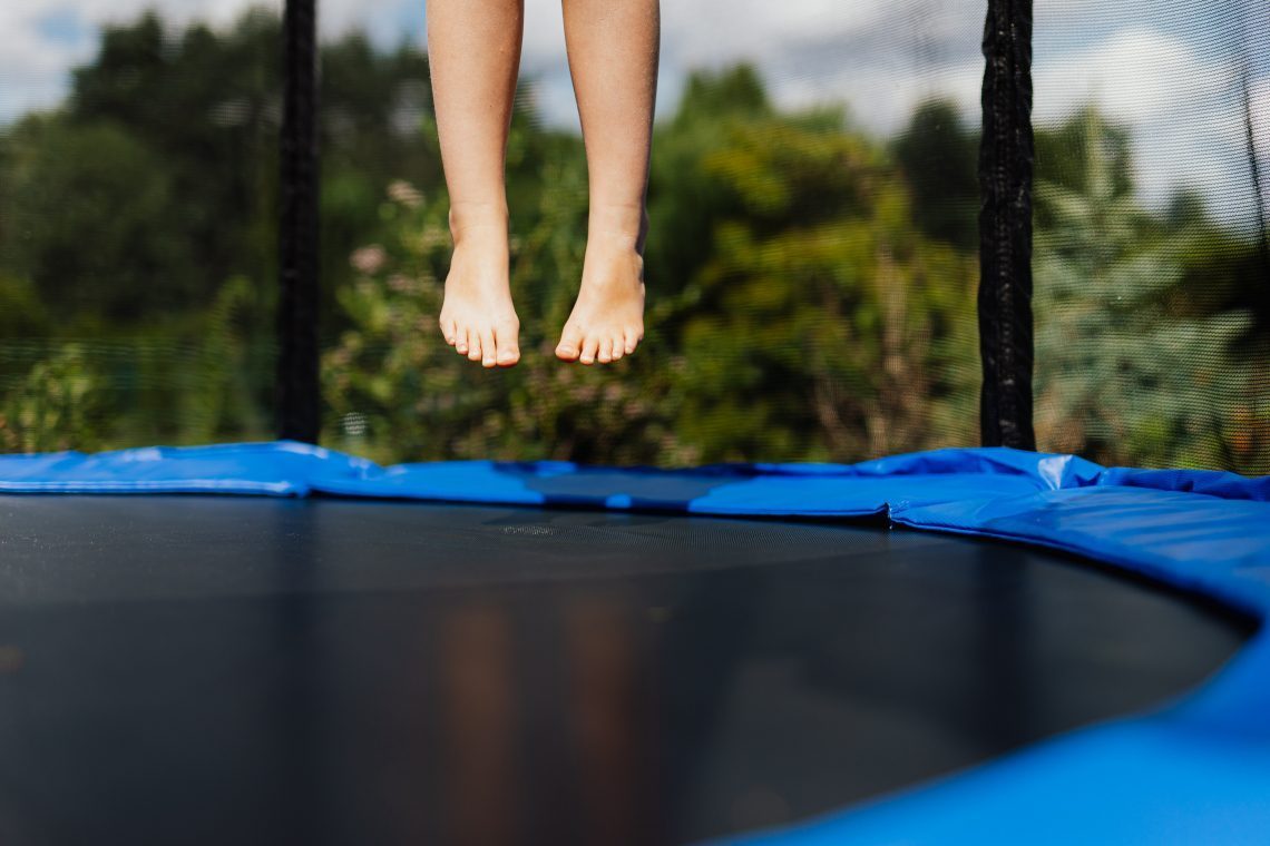 V trampolinskem parku v Ljubljani se je huje poškodoval akrobat