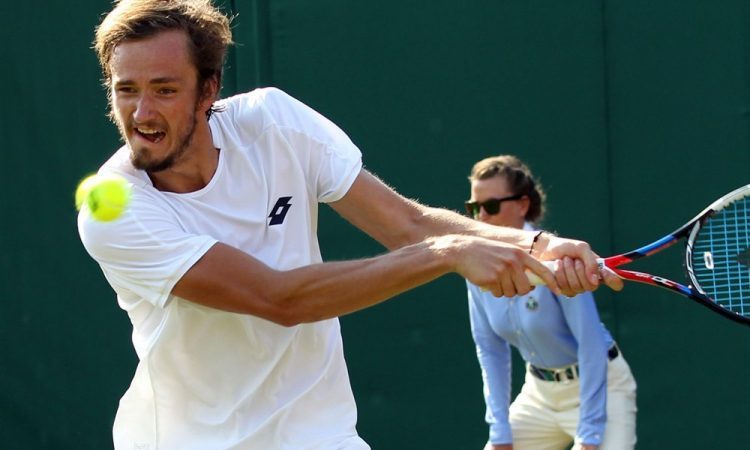 Medvedjev izpadel na finalu sezone, Cicipas še v igri