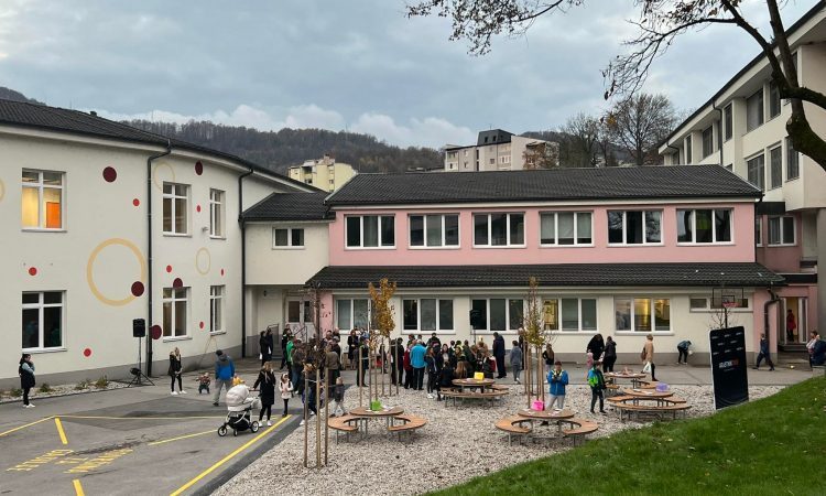 V Hrastniku otvorili prenovljeno šolsko dvorišče