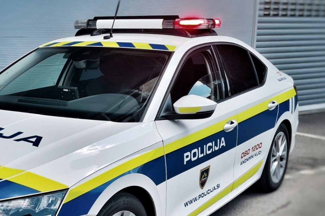 Pri Novem mestu voznik v begu pred policisti namerno trčil v njihovo vozilo