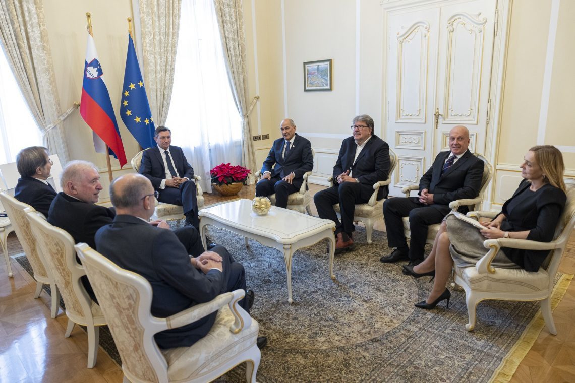 Pahor šestim vidnim predstavnikom slovenske osamosvojitve vrnil odlikovanja zlati častni znak svobode