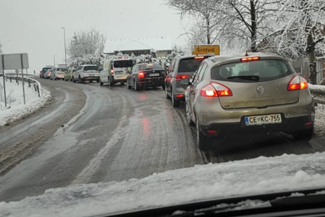 Zaradi zasneženih cest zastoji v prometu
