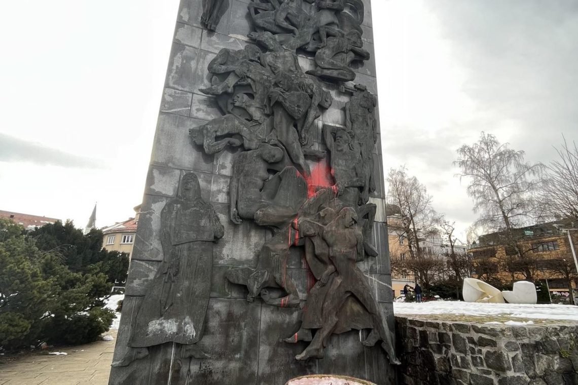 Neznanci poškodovali spomenik na celjskem Gledališkem trgu