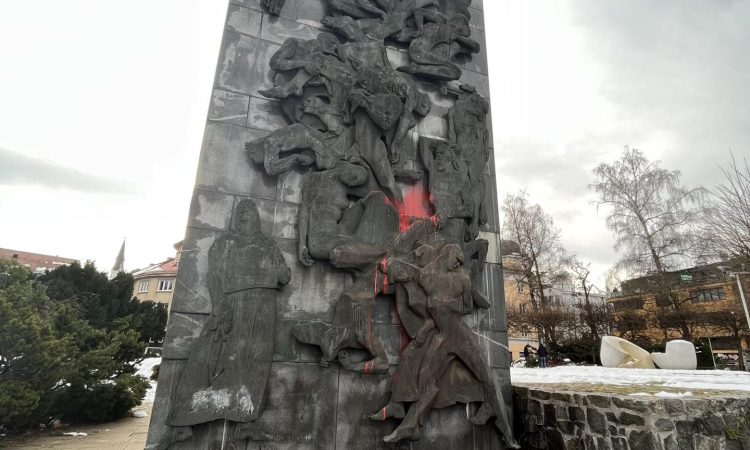 Neznanci poškodovali spomenik na celjskem Gledališkem trgu