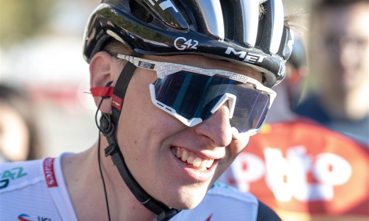 Pogačar se že poigrava s tekmeci