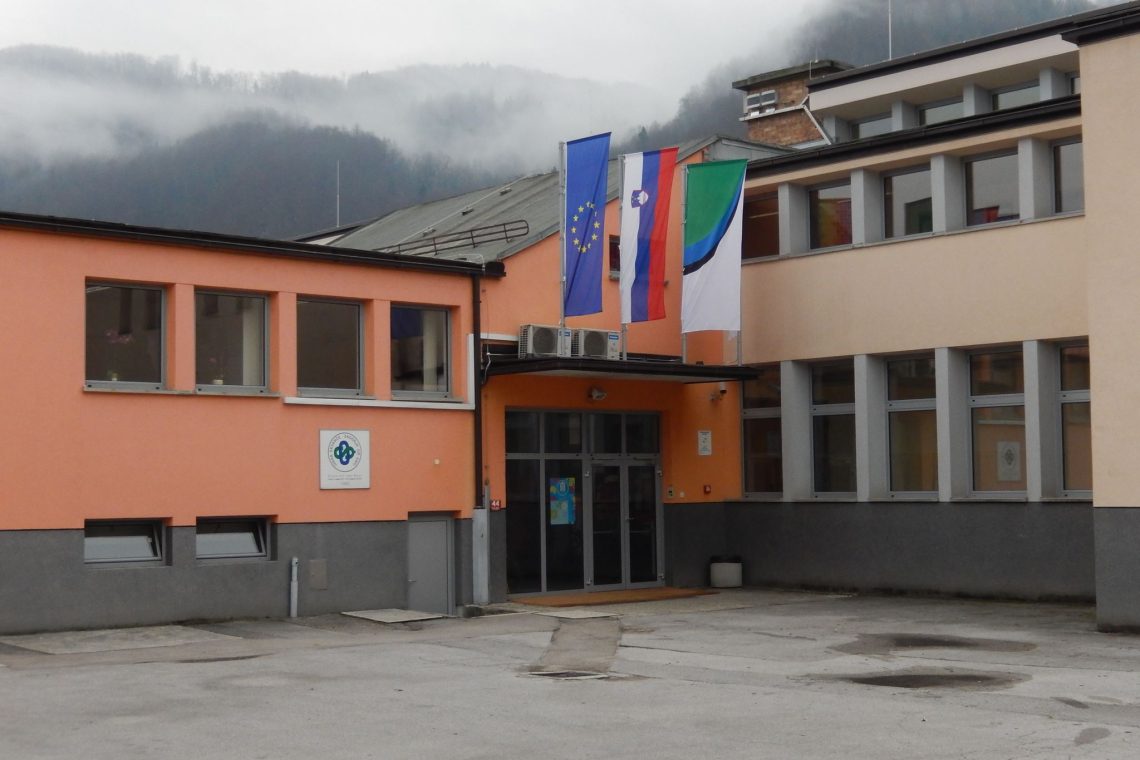 Pri OŠ Skvarče v Zagorju urejajo dvorišče in učilnico na prostem 
