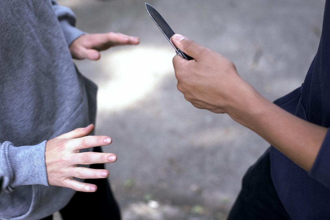 V Kranju 28-letnik z ostrim predmetom huje poškodoval drugega moškega