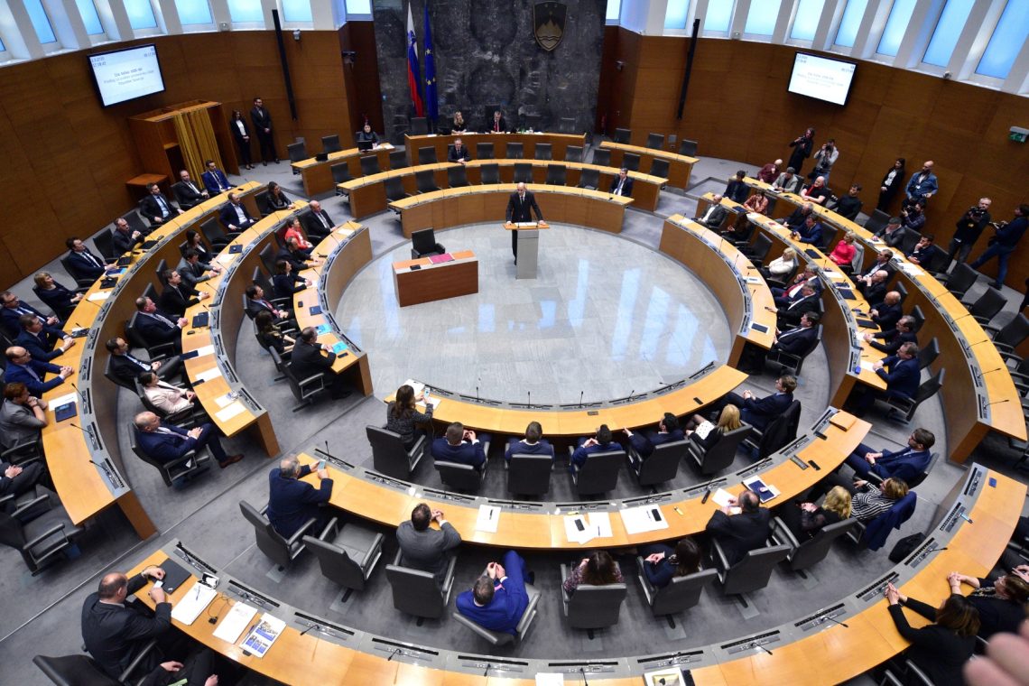 V DZ vložili več kot 5000 podpisov za omejitev županskih mandatov