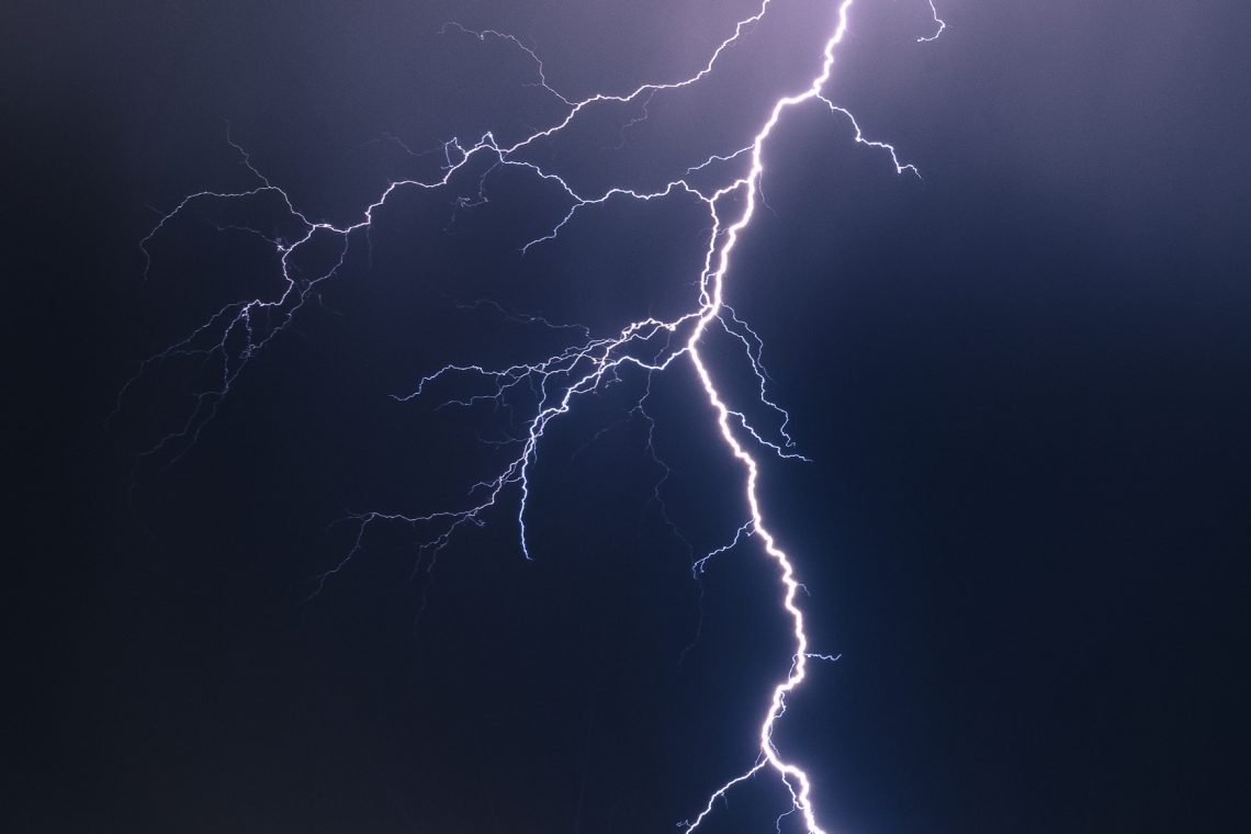 V več delih države neurja z močnim vetrom, ponekod motena dobava električne energije