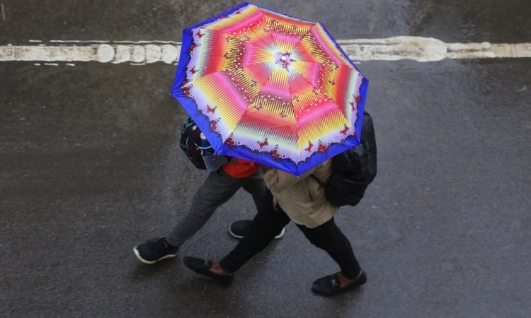 Padavine bodo ponoči povečini ponehale 
