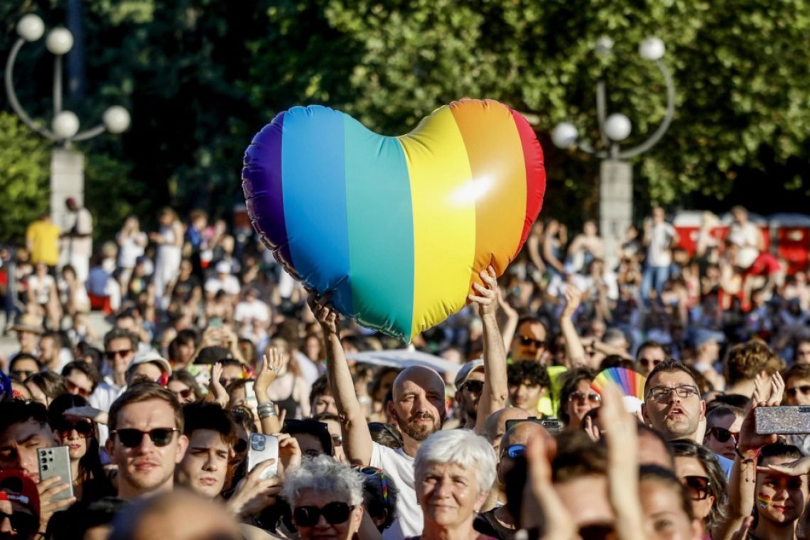Svetina ob mednarodnem dnevu boja proti homofobiji, transfobiji in bifobiji poudarja pomen strpnosti in vključevanja