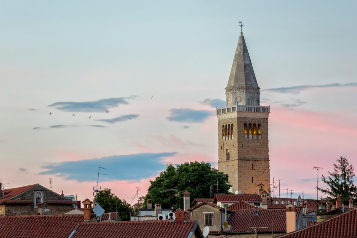 Dobrodelni zvonik za prebivalce s poplavljenih območij