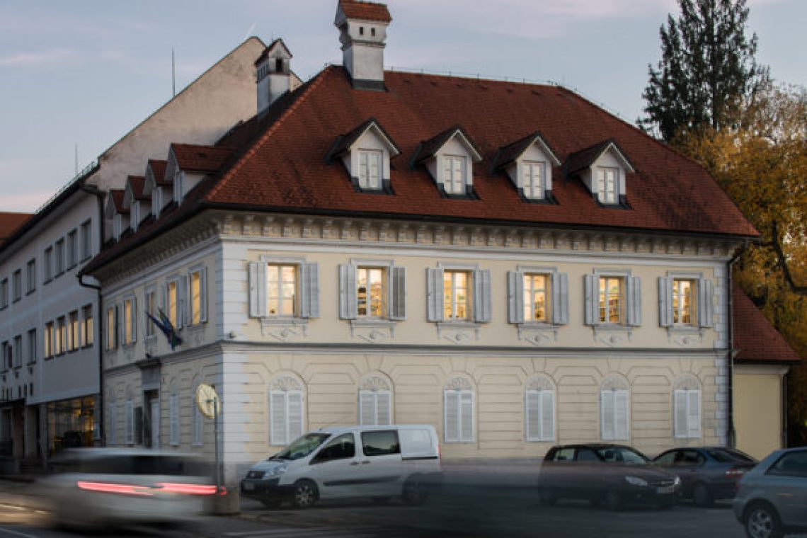 Občina Ribnica s sanacijo Miklove hiše ne namerava hiteti