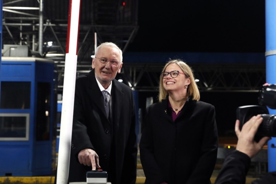 V koaliciji zadržani s komentarji na očitke ministrici Ajanović Hovnik