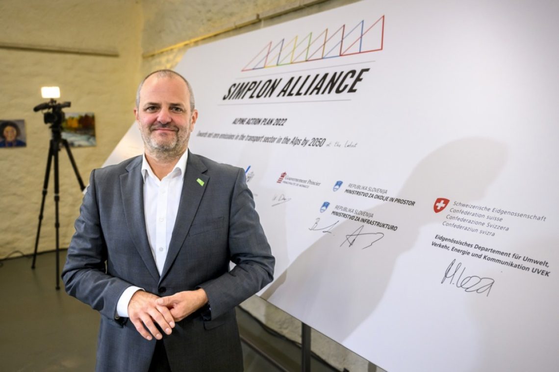 Zaradi razhajanj s premierjem Golobom doslej trije ministrski odstopi, Šinko bo počakala na razrešitev 