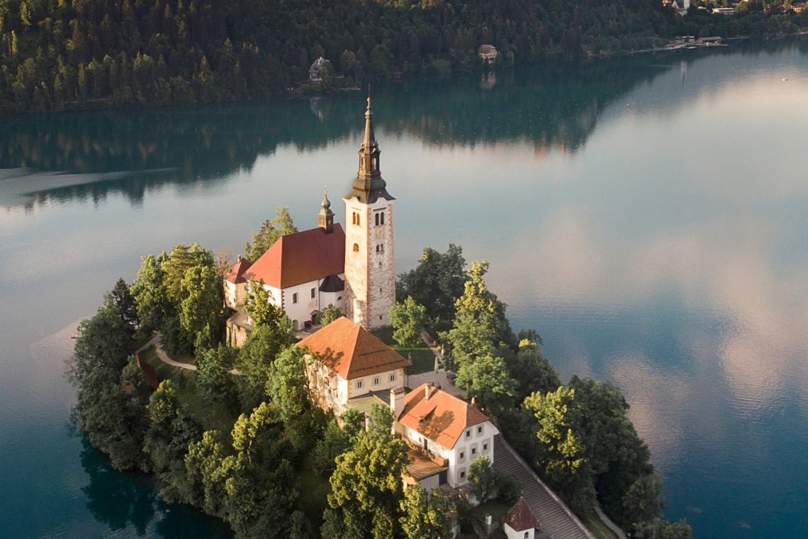Na Blejskem jezeru novo reševalno plovilo in sprememba plovbnega režima