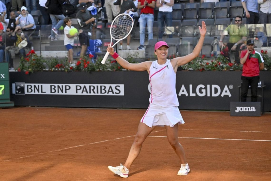 Iga Swiatek in Arina Sabalenka za turnirsko zmago v Rimu