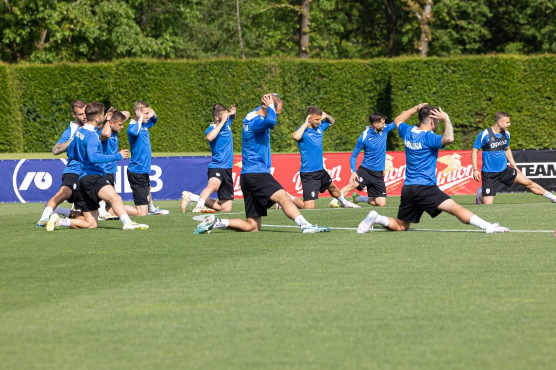 Slovenski nogometaši v družbi otrok opravili nov intenziven trening