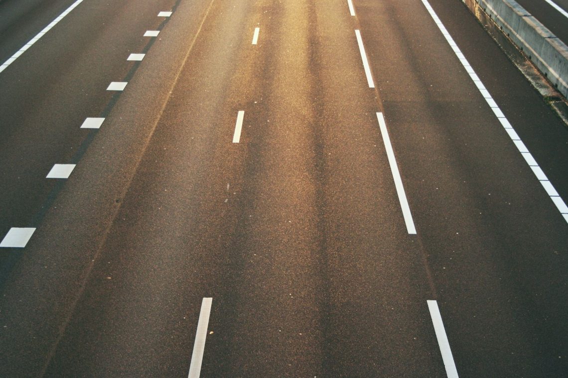 Na primorski avtocesti tovornjak do smrti zbil pešca