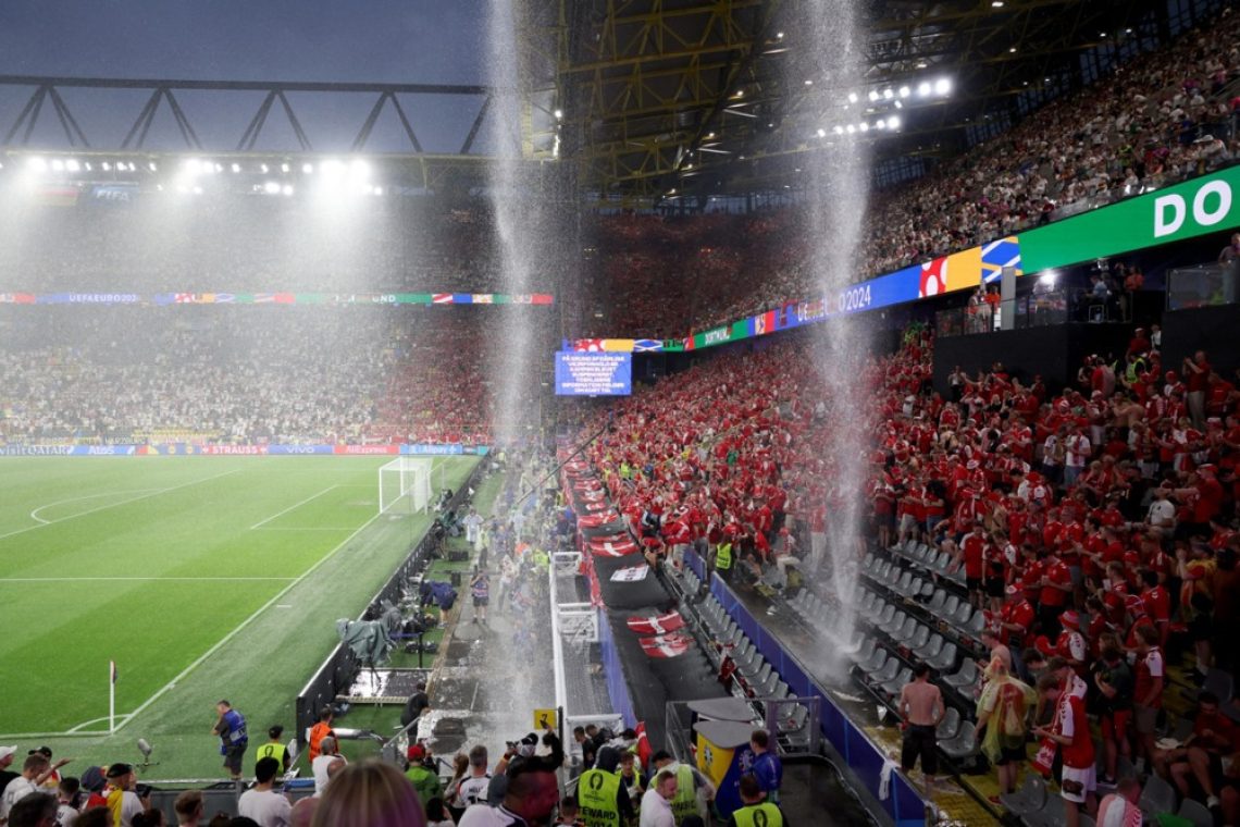 Med tekmo v Dortmundu gledalec plezal na streho stadiona