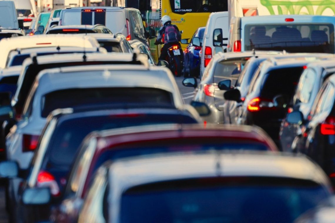 Na nekaterih cestah po državi zgoščen promet z zastoji 