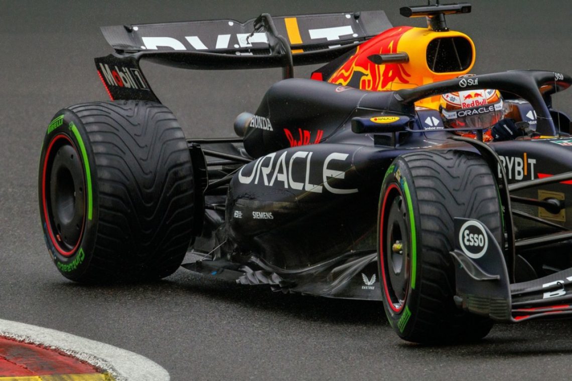 Verstappen najhitrejši v kvalifikacijah, a s prvega mesta bo začel Leclerc