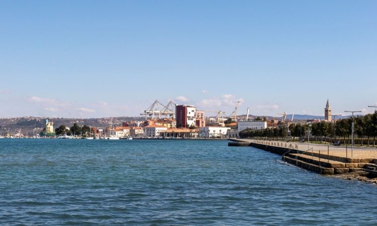 Koprski mestni svet potrdil ureditev obale med Žusterno in Izolo in čiščenje aglomeracij