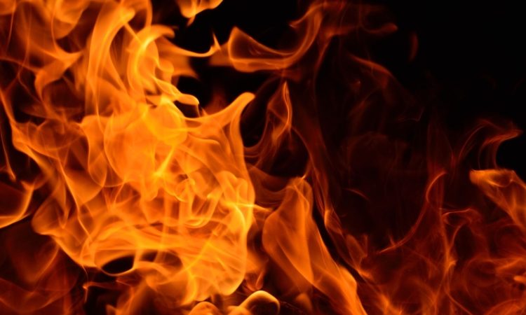 V požaru na območju Kamnika zgorela avtomobila in del stanovanjskega objekta