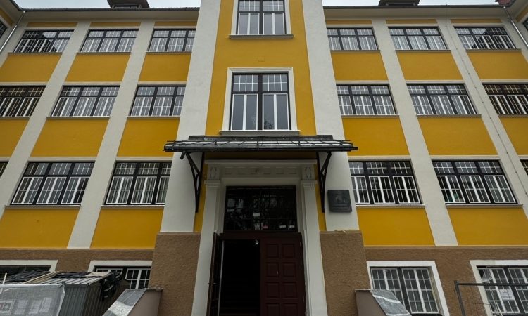  Obnova fasade na I. osnovni šoli v Celju v polnem teku