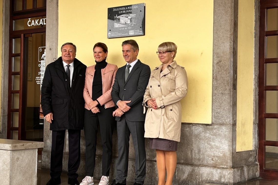 Z odkritjem spominske plošče uradno začeli dela na ljubljanski železniški postaji