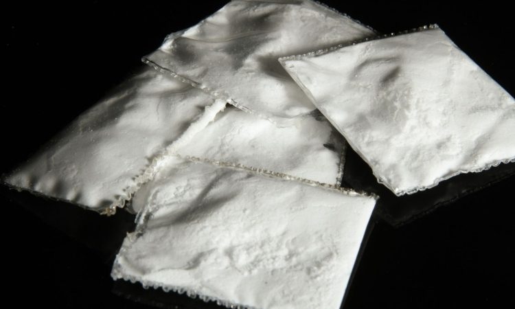 Zaradi večje količine drog priprli moškega z območja Kungote