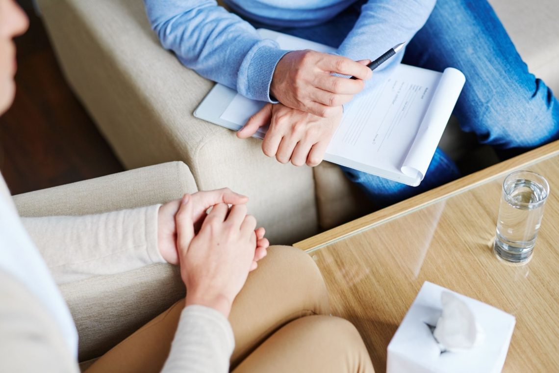 Psihiater, psiholog, življenjski trener - kdaj in k komu (ne) iti po pomoč?