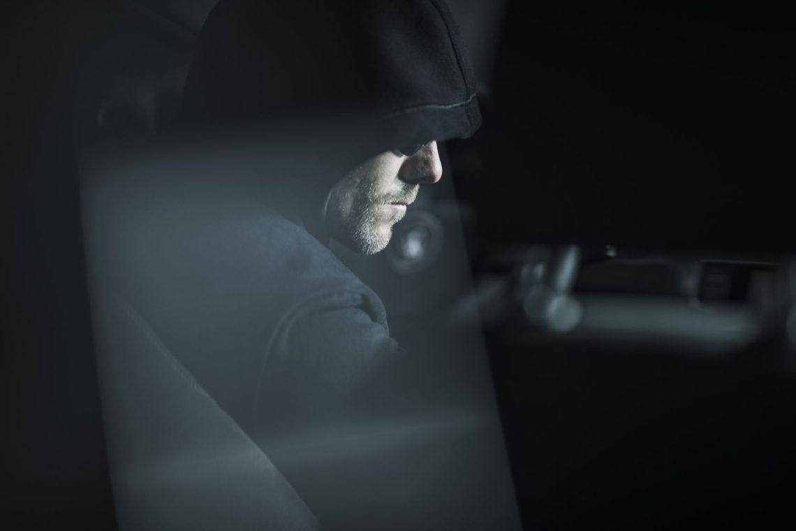 Policisti iščejo osumljenca roparske tatvine v ljubljanski prodajalni oblačil