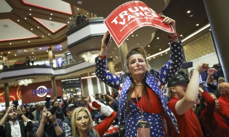 V volilnem taboru Trumpa navdušenje, v taboru Harris vse bolj tiho