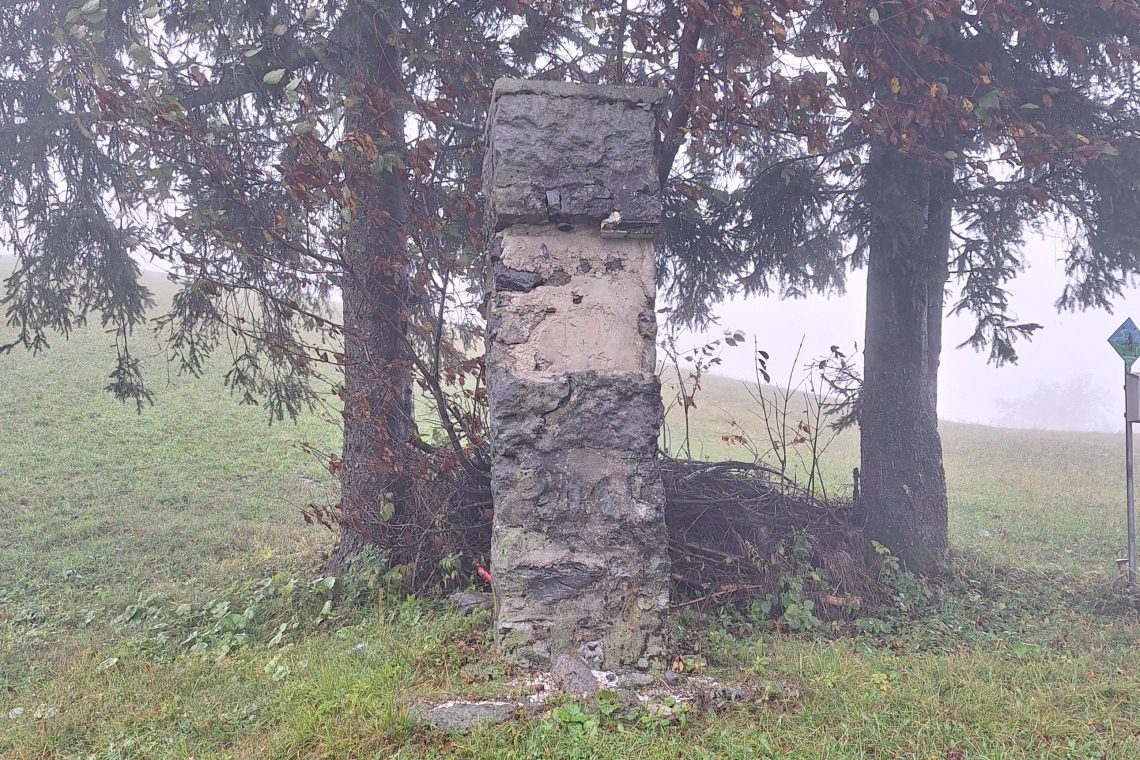 Ukradli spominsko ploščo padlim borcem Cankarjevega bataljona