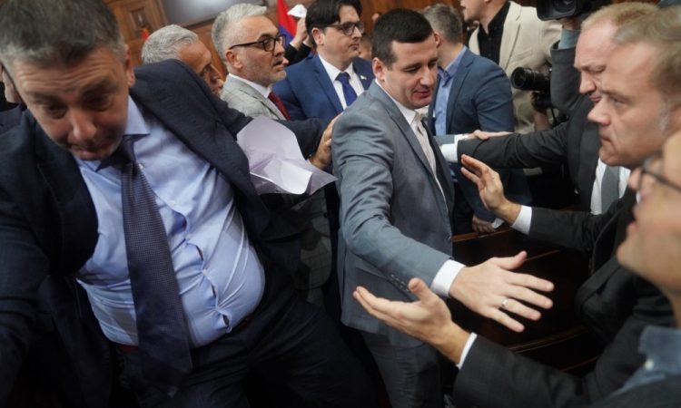 V srbski skupščini prišlo do pretepa med poslanci