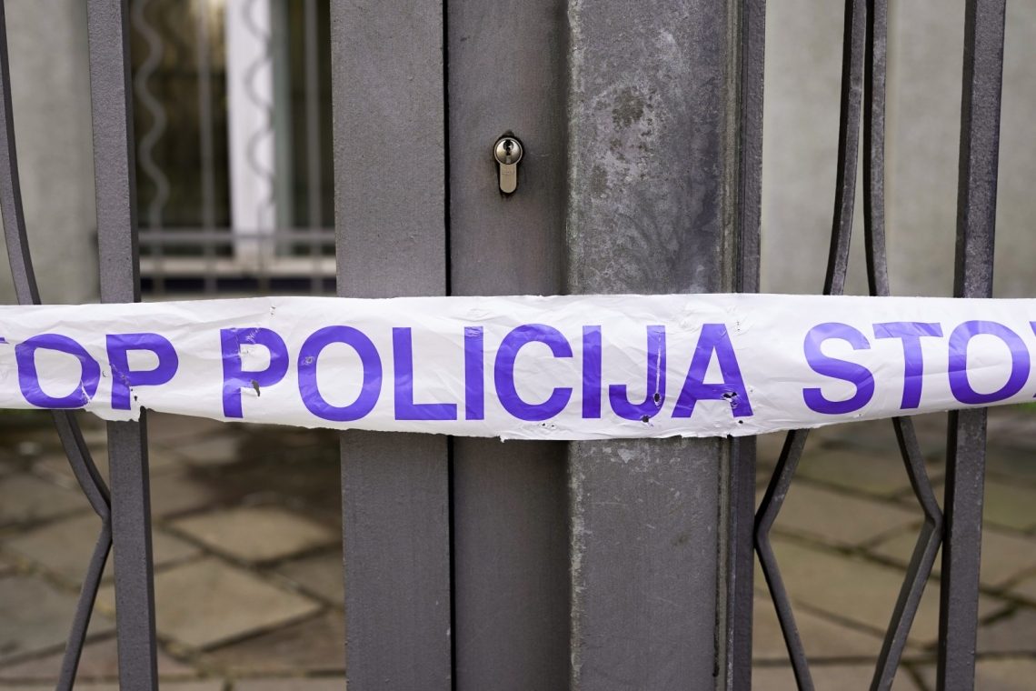 Policija v povezavi s petkovim umorom na Brdu v Ljubljani aretirala tri osebe