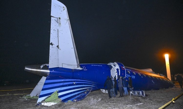 Azerbaijan Airlines po strmoglavljenju v Kazahstanu odpoveduje lete v sedem ruskih mest