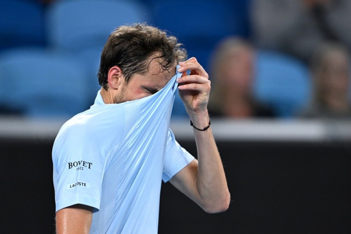 Medvedjev po skoraj petih urah igre ob 3 zjutraj izpadel v Melbournu