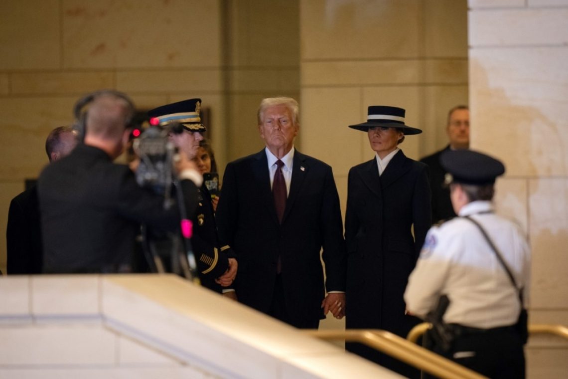 Trump v prvi spletni objavi po inavguraciji odpustil več uradnikov