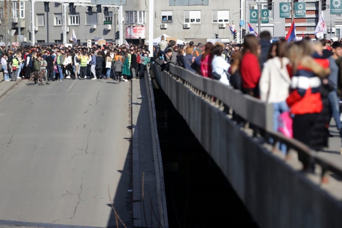 Študenti nadaljujejo 24-urno blokado Autokomande