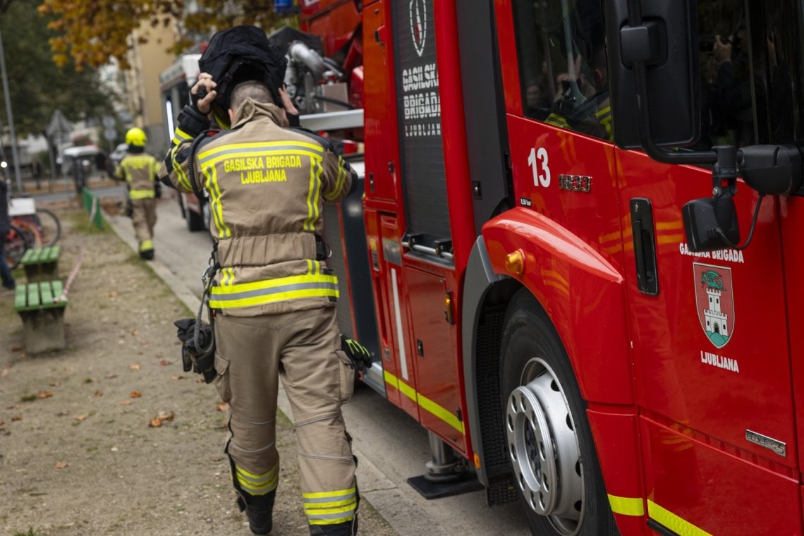 Dijaki ob požaru skakali skozi okna prvega nadstropja