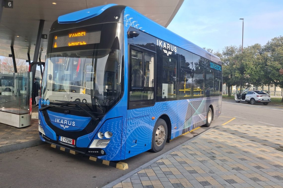 V Kopru preizkušajo električni avtobus Ikarus 80e