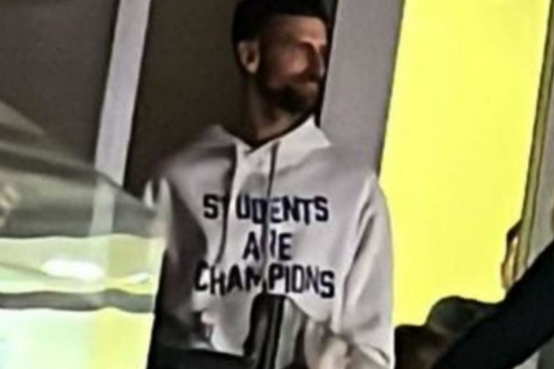 Novak Đoković apoya a los estudiantes con un gesto simbólico en el derbi de Belgrado