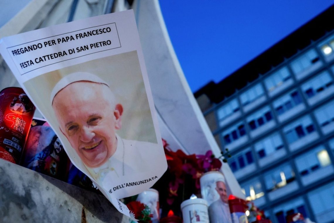 Stanje papeža Frančiška ostaja kritično