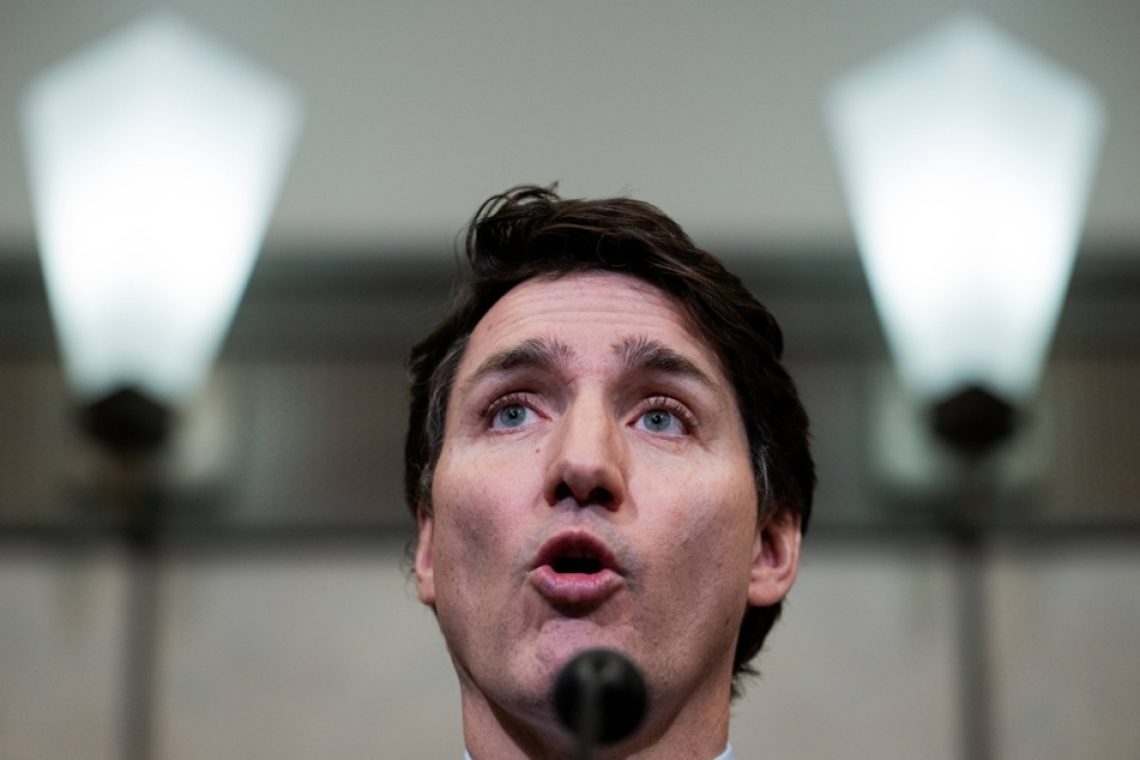 Trudeau zapustil parlament s stolom v rokah