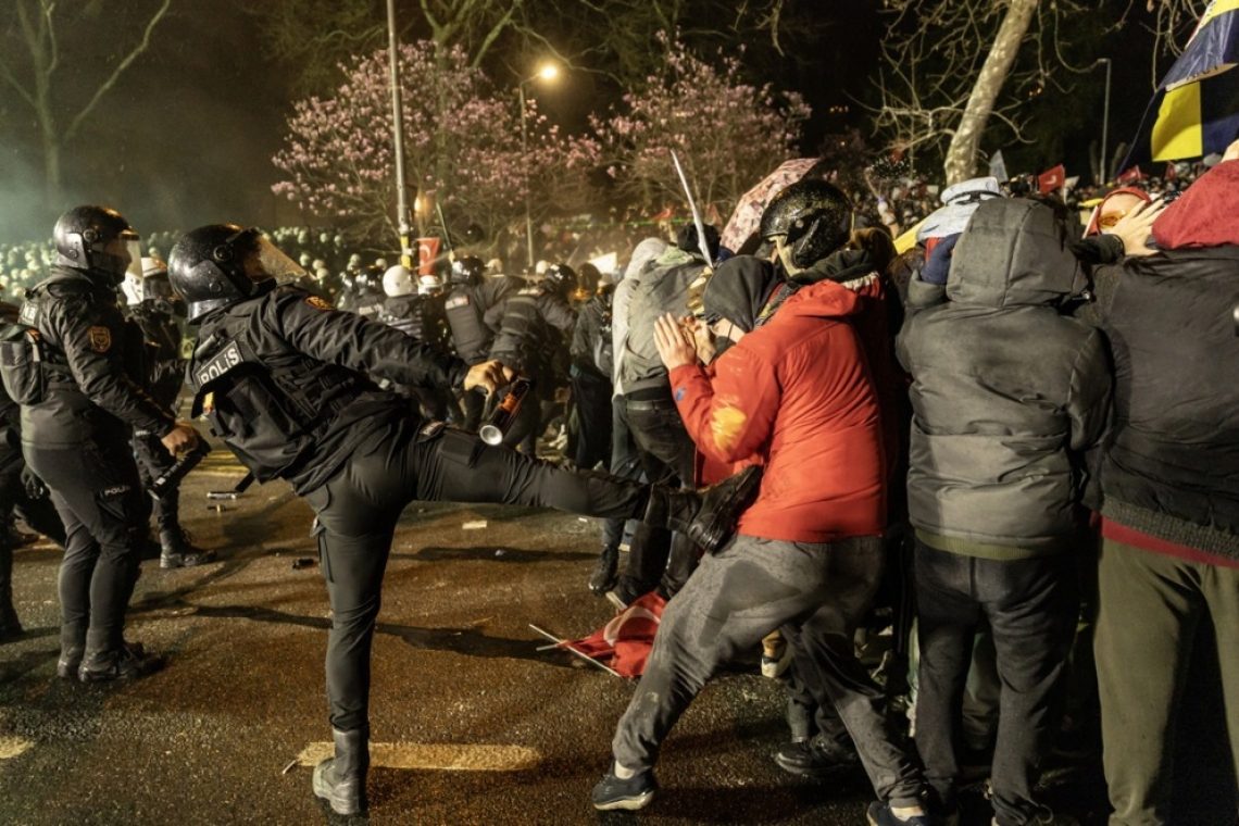 Po priporu za Imamogluja množični protesti v več kot polovici turških provinc